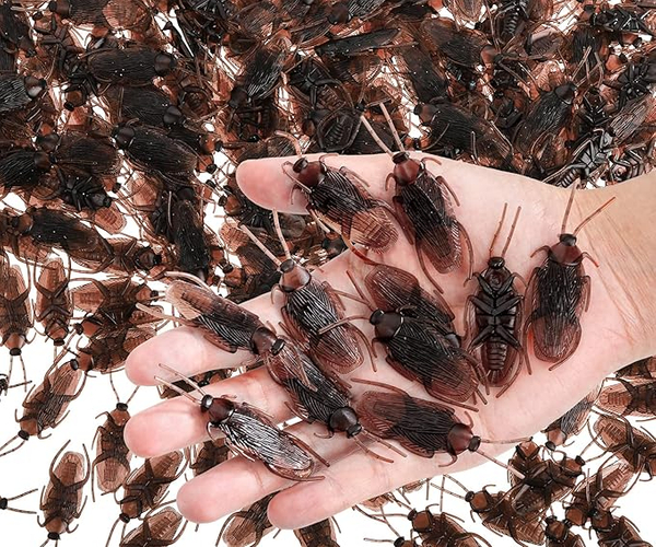 300 Realistic Fake Cockroaches for Pranks