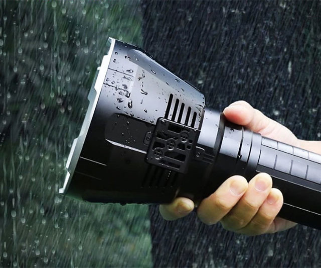 MS18 100,000 Lumen Flashlight