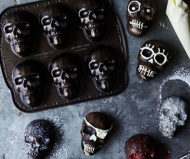 Haunted Skull Cakelet Pan